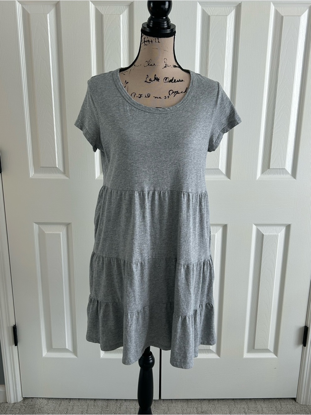 Time and Tru Gray short sleeved, tiered babydoll dress W/pockets Medium